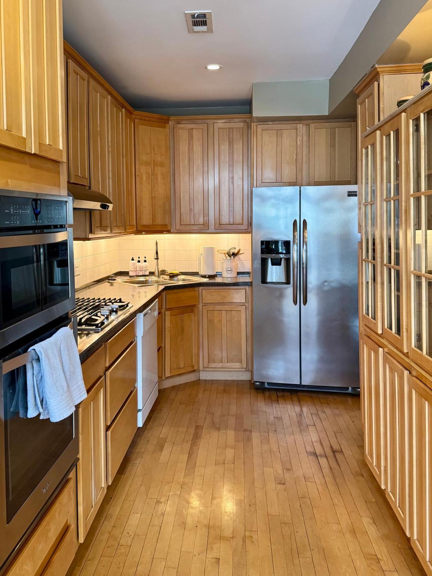 3 Bedroom Spacious Home In Ideal Location W Free Parking Back Yard Pets Welcome Chicago Luaran gambar