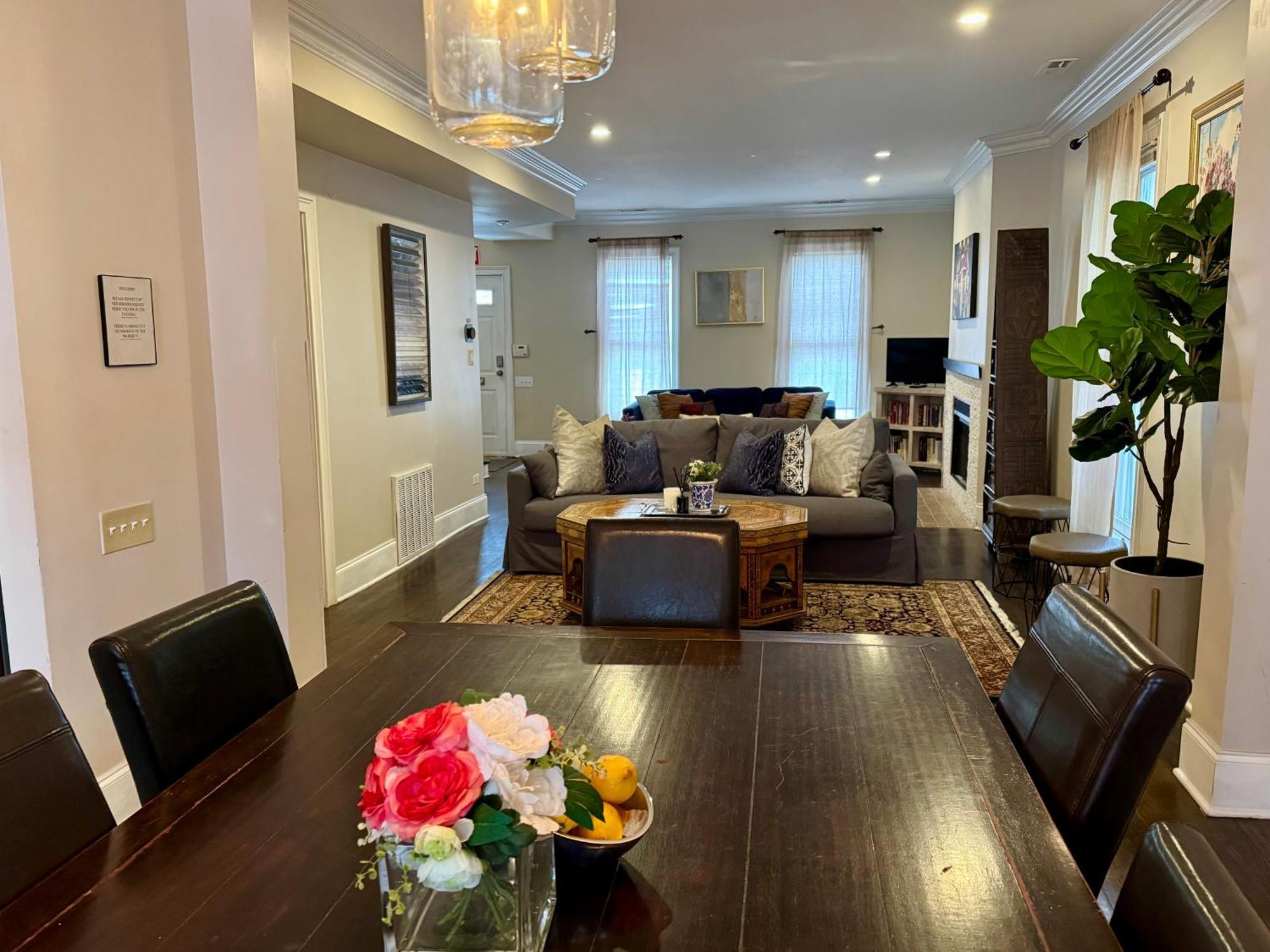 3 Bedroom Spacious Home In Ideal Location W Free Parking Back Yard Pets Welcome Chicago Luaran gambar