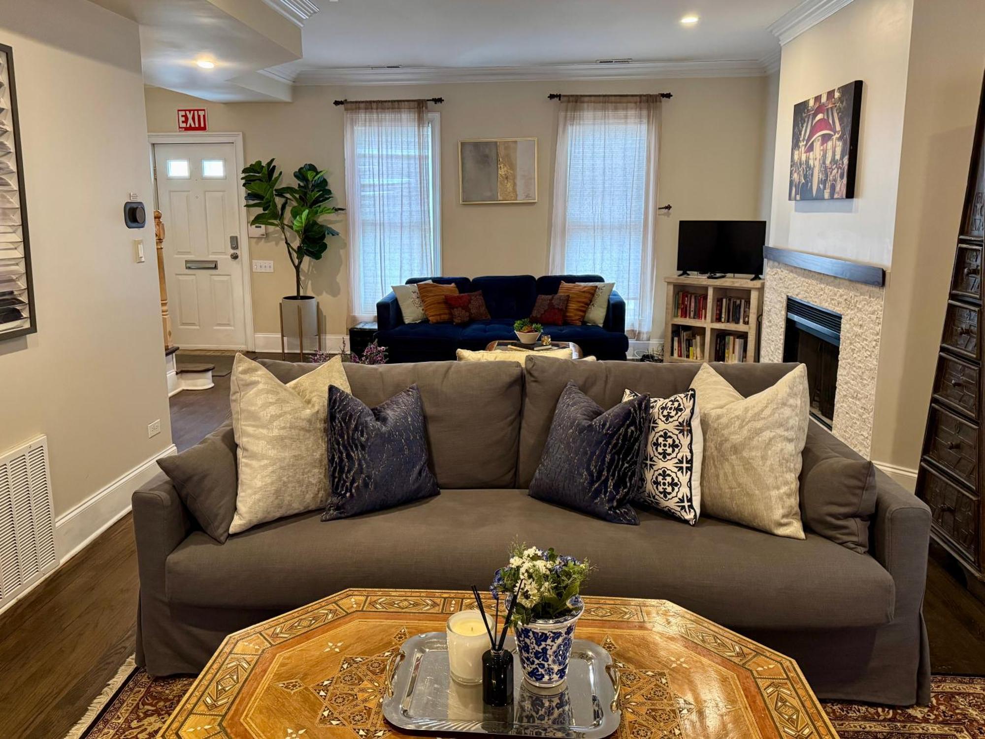 3 Bedroom Spacious Home In Ideal Location W Free Parking Back Yard Pets Welcome Chicago Luaran gambar